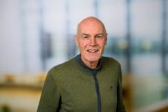 A person in a green sweater

AI-generated content may be incorrect.